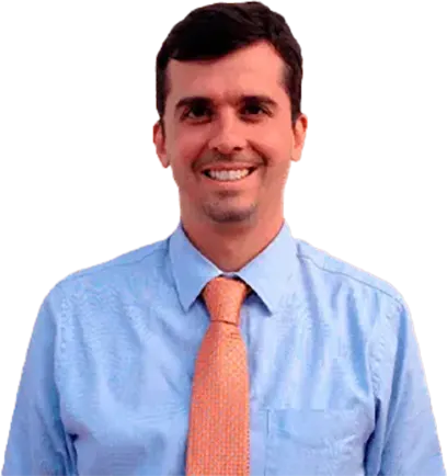 Foto do Dr. Álvaro Junior sorrindo, vestido com uma camisa azul e gravata